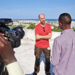 Pasi Toivonen antaa haastattelua Somaliassa