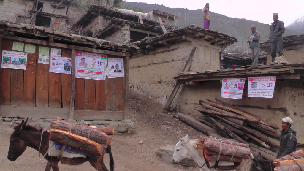 Vaalimainoksia Nepalissa