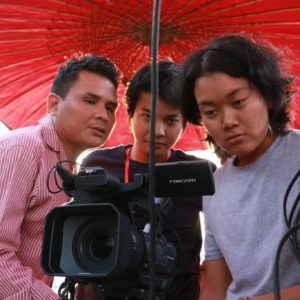 Opiskelijoita Myanmarissa kameran kanssa