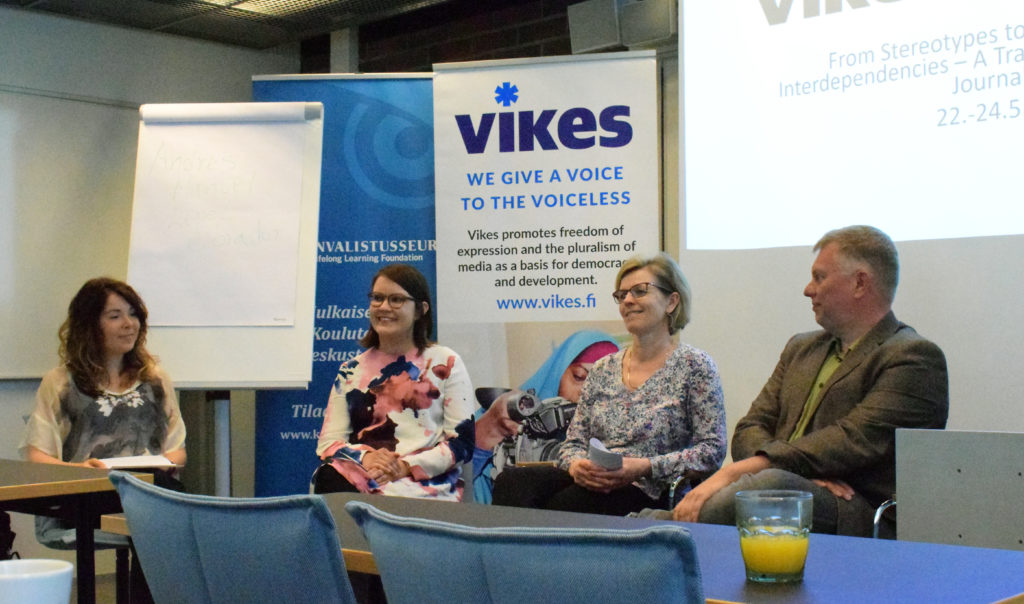 Panelistit toimittajakoulutuksessa