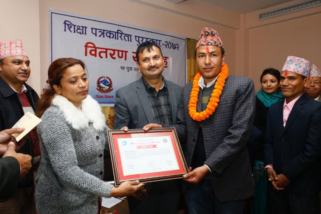 Nepalilaiset toimittajat vastaanottamassa palkintoa