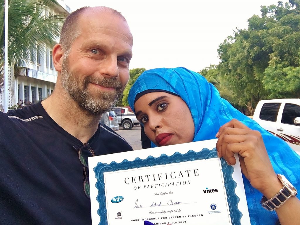 Pasi Toivonen ja uutistuottaja Leila Aded Osman uutisinserttikoulutuksen todistuksen kanssa