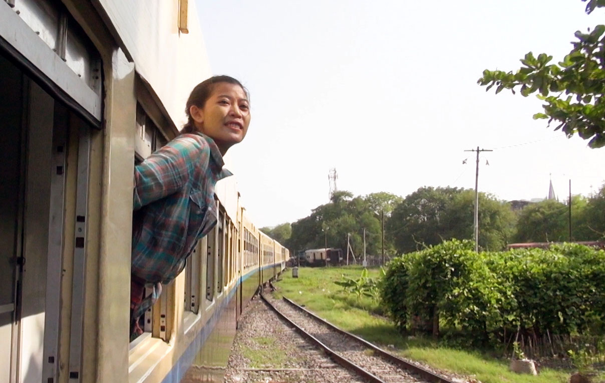 Ruutukaappaus elokuvasta, nainen kurkottaa ulos junan ikkunasta