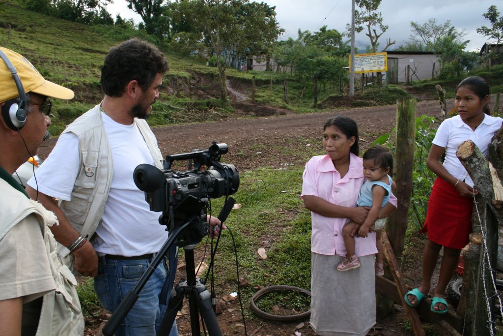 Reportteri Daniel Alegría ja kuvaaja Ernesto Piñero (Wapponi Productionin) työssään Nicaraguan Karibianmeren puoleisella rannikolla 2007
