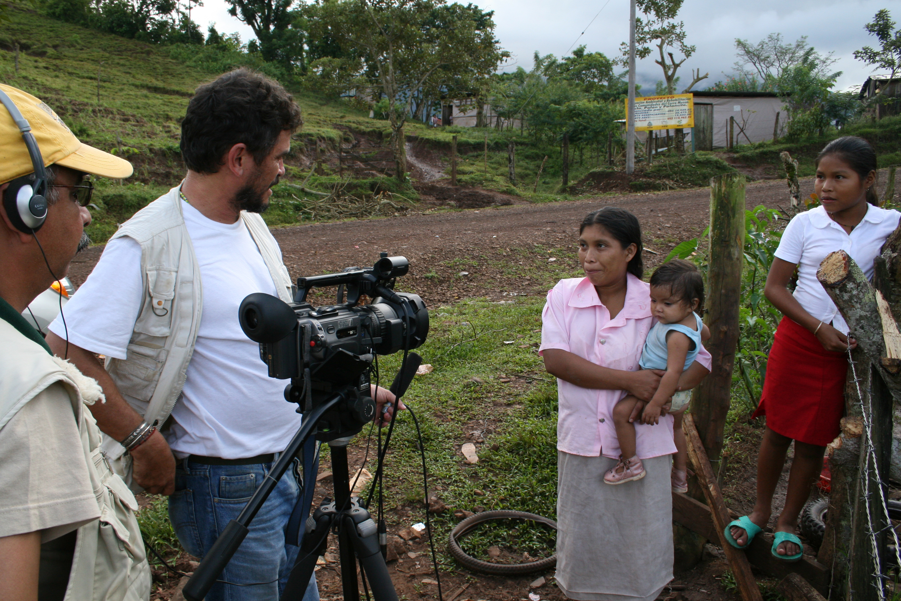Reportteri Daniel Alegría ja kuvaaja Ernesto Piñero (Wapponi Productionin) työssään Nicaraguan Karibianmeren puoleisella rannikolla 2007