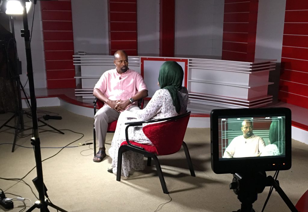 Wali Hashi kouluttamassa televisiossa