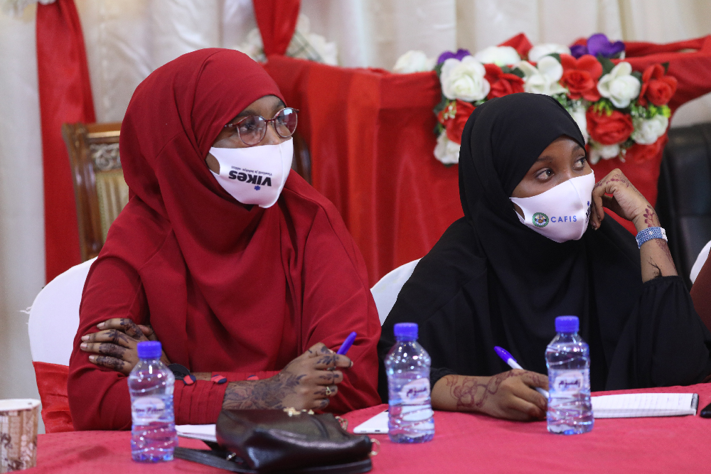 Kaksi naisjournalistia Vikes-kasvomaskeissa rauhankoulutuksessa Somaliassa