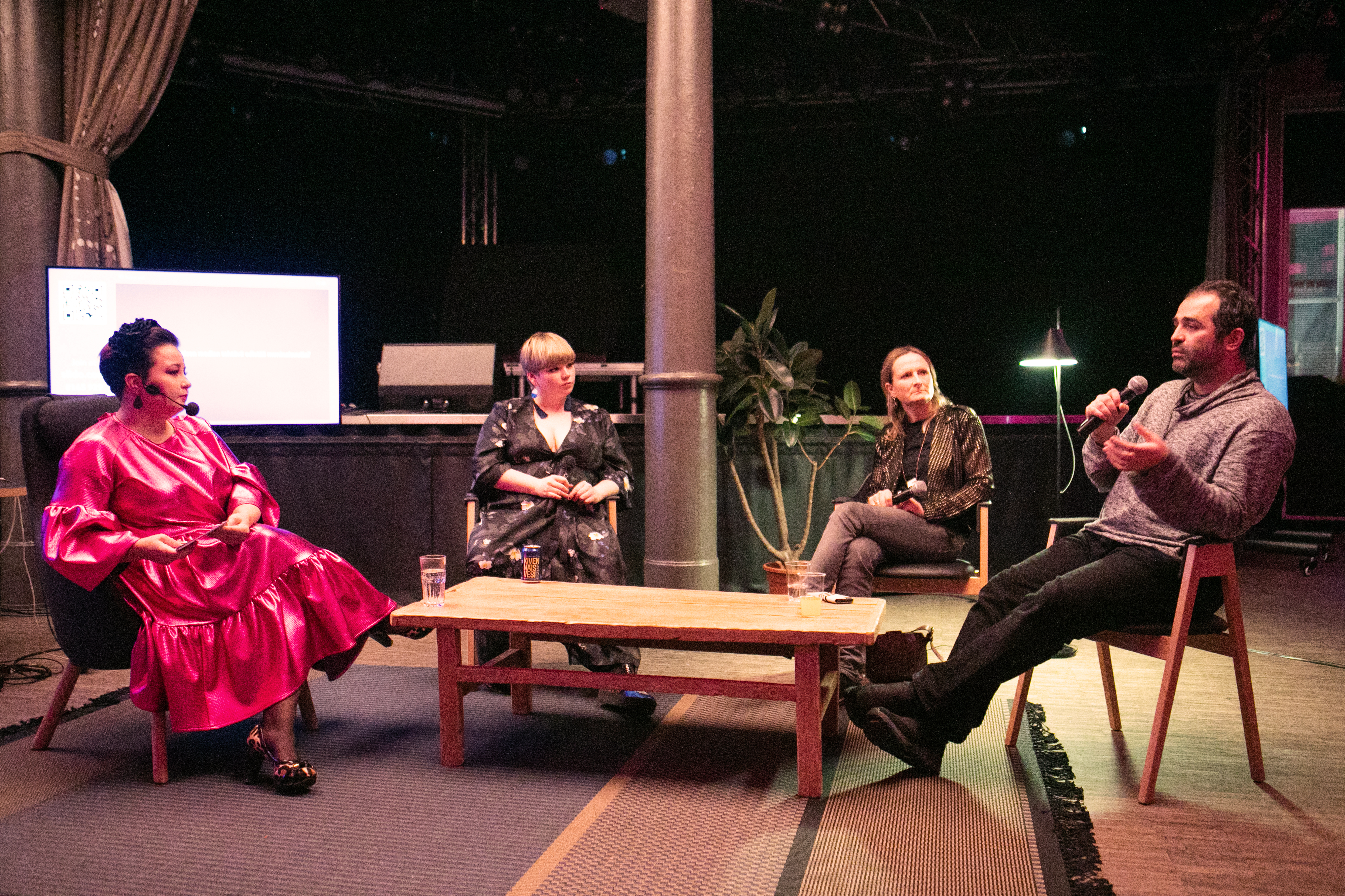 Emmi Nuorgam (vas.), Vilma Rimpelä, Reetta Räty ja Karim Maïche istuvat ringissä keskustelemassa.
