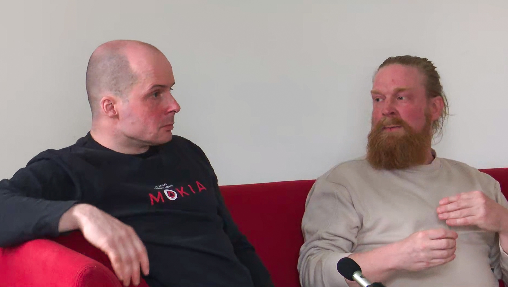 Tapio Nykänen ja Adam Huuva istuvat sohvalla