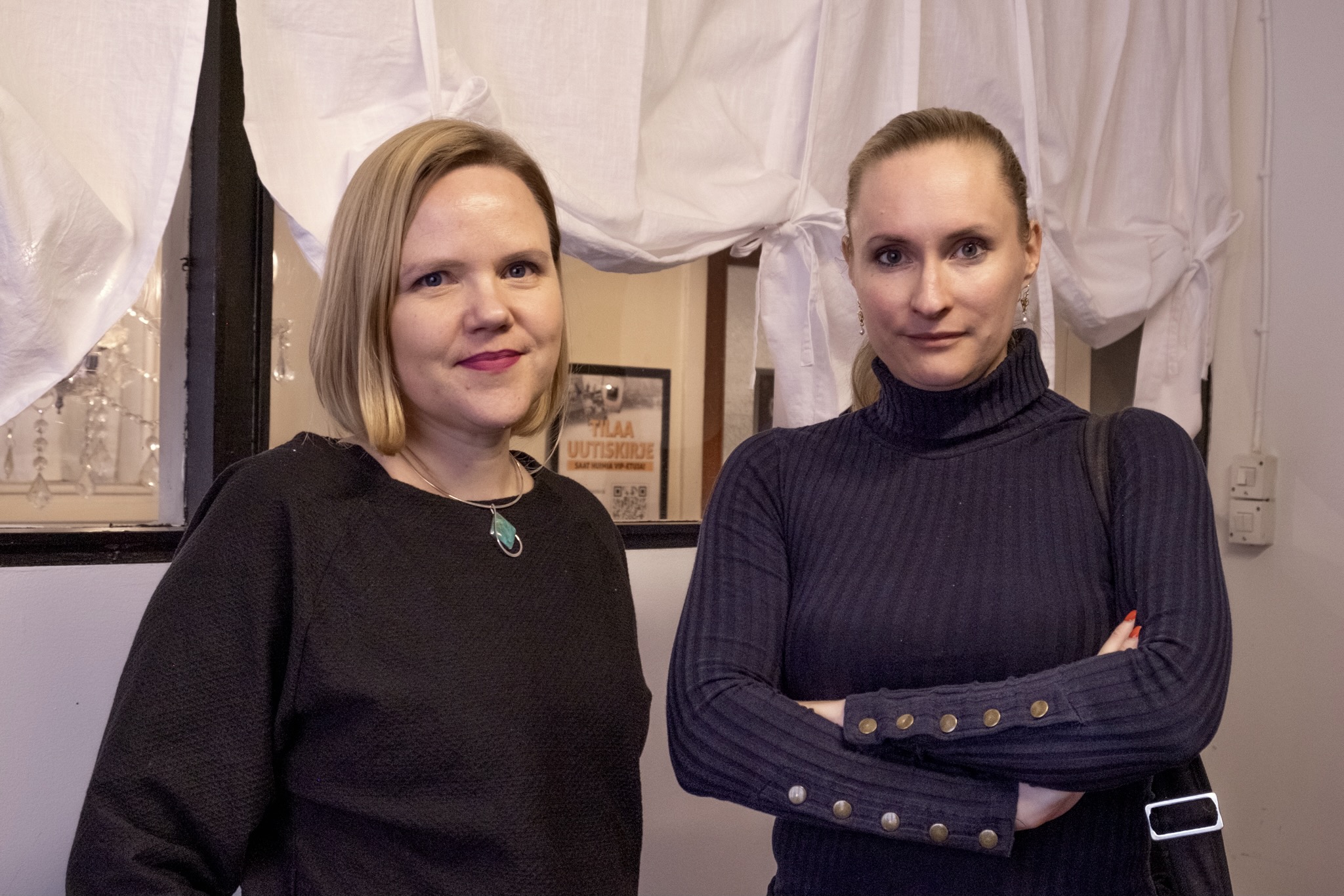 Kuvassa Anna-Reetta Korhonen ja Maria Manner seisova ja katsovat suoraan kameraan.
