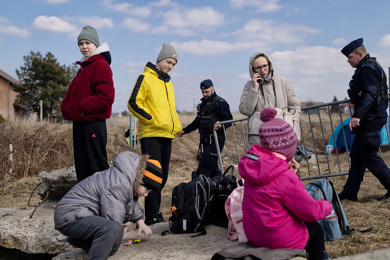 Lapsiperhe Puolan rajalla odottelemassa pääsyä eteenpäin