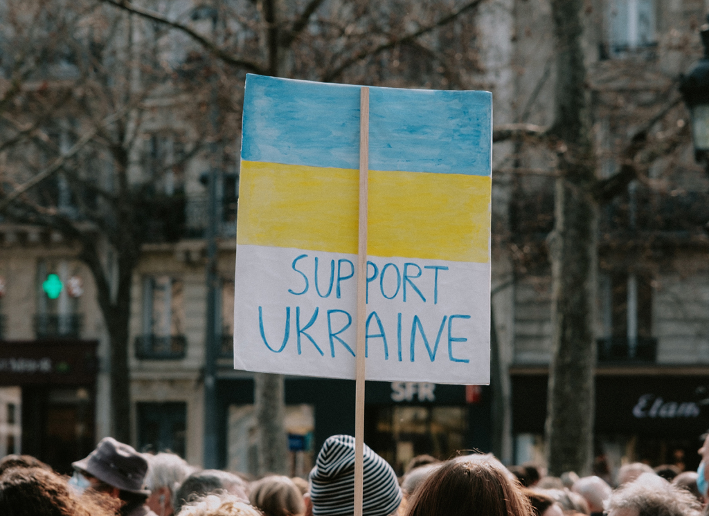 Kuvituskuva, jossa mielenosoituksessa Ukrainaa tukeva kyltti.