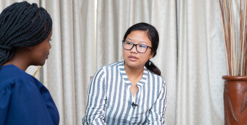 Journallisti Bidhya Rai raidallisessa paidassa antamassa haastattelua.