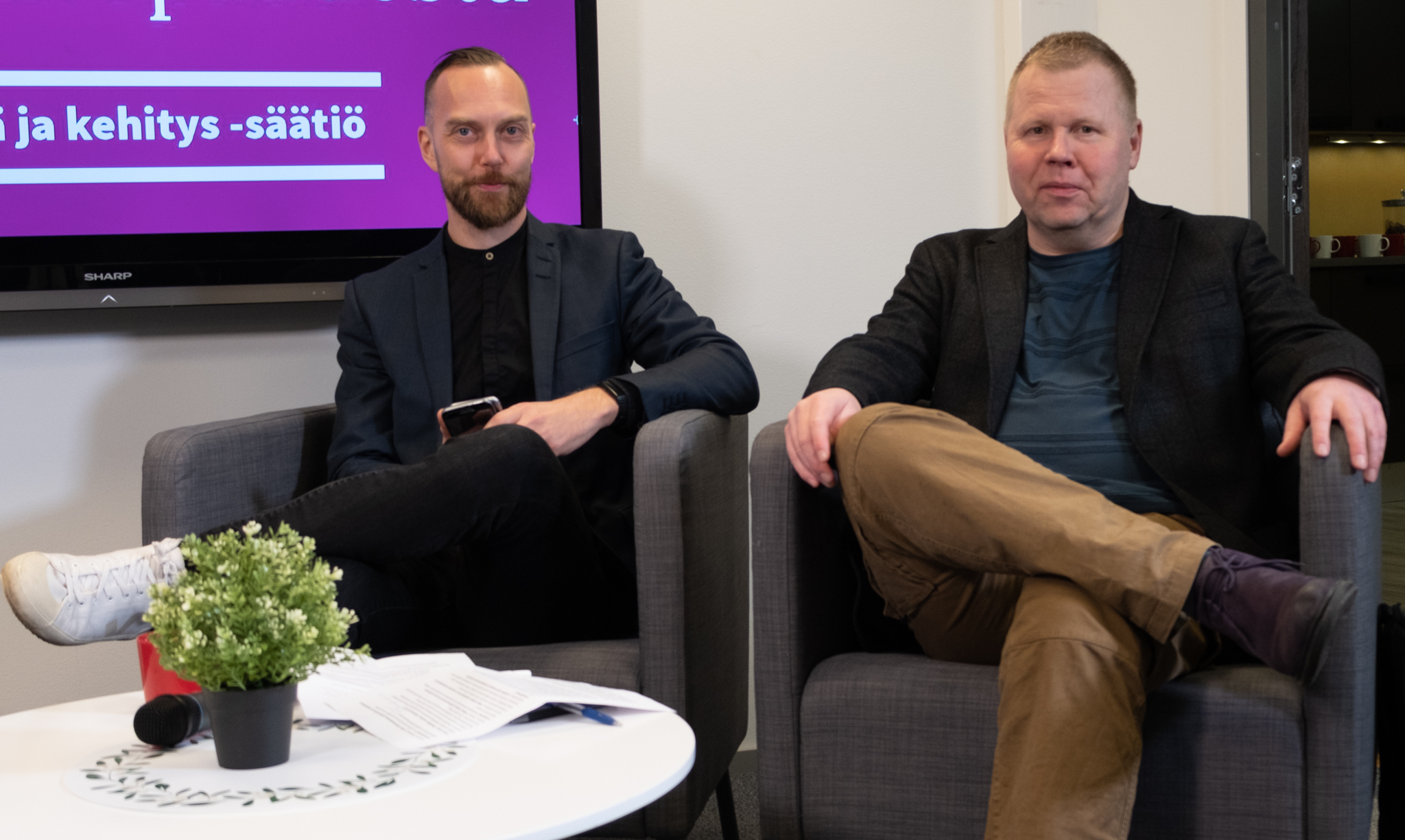 Ilmari Käihkö ja Pekka Mykkänen hymyilevät kameralle.