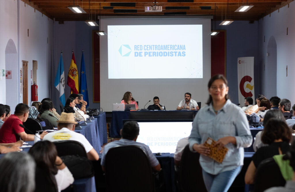 Joukko ihmisiä kokoushuoneessa Keski-Amerikan journalismiverkst