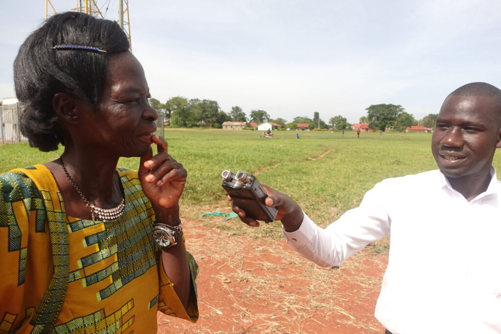 Kuva haastattelutilanteesta Ugandassa