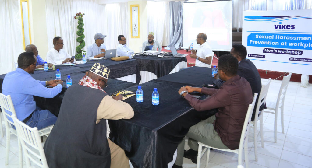 Miessakki koulutus Somaliassa. Miehet pöydän ympärillä keskustelemassa.