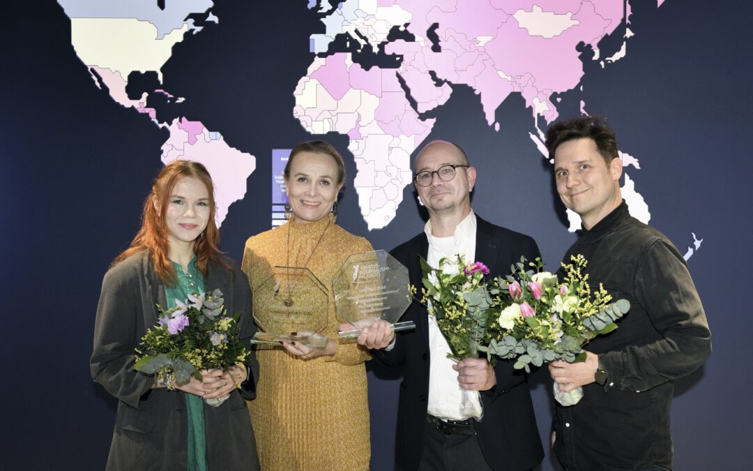 Kehitysjournalismin palkinto Tommi Niemiselle ja Sami Kerolle Helsingin Sanomien artikkelista “Maapallon mahtavin vaalisirkus”  