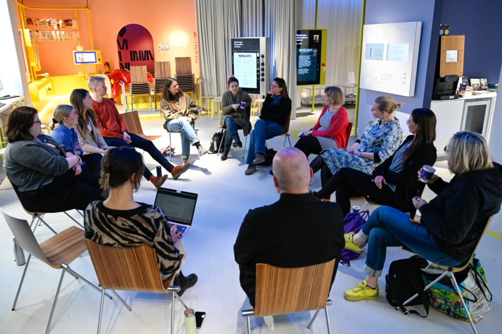 Moniäänisen median kuumat perunat keskustelutilaisuus dialogipiiri