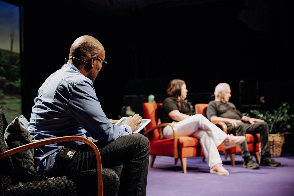 Keskustelijat lavalla