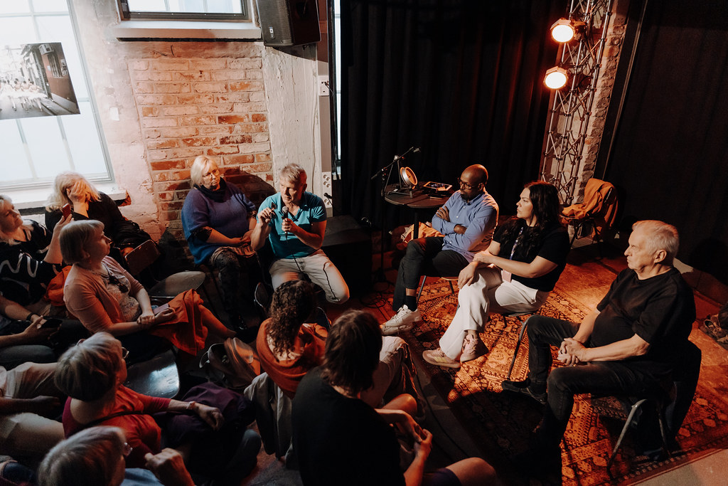 Keskustelu lämpiössä