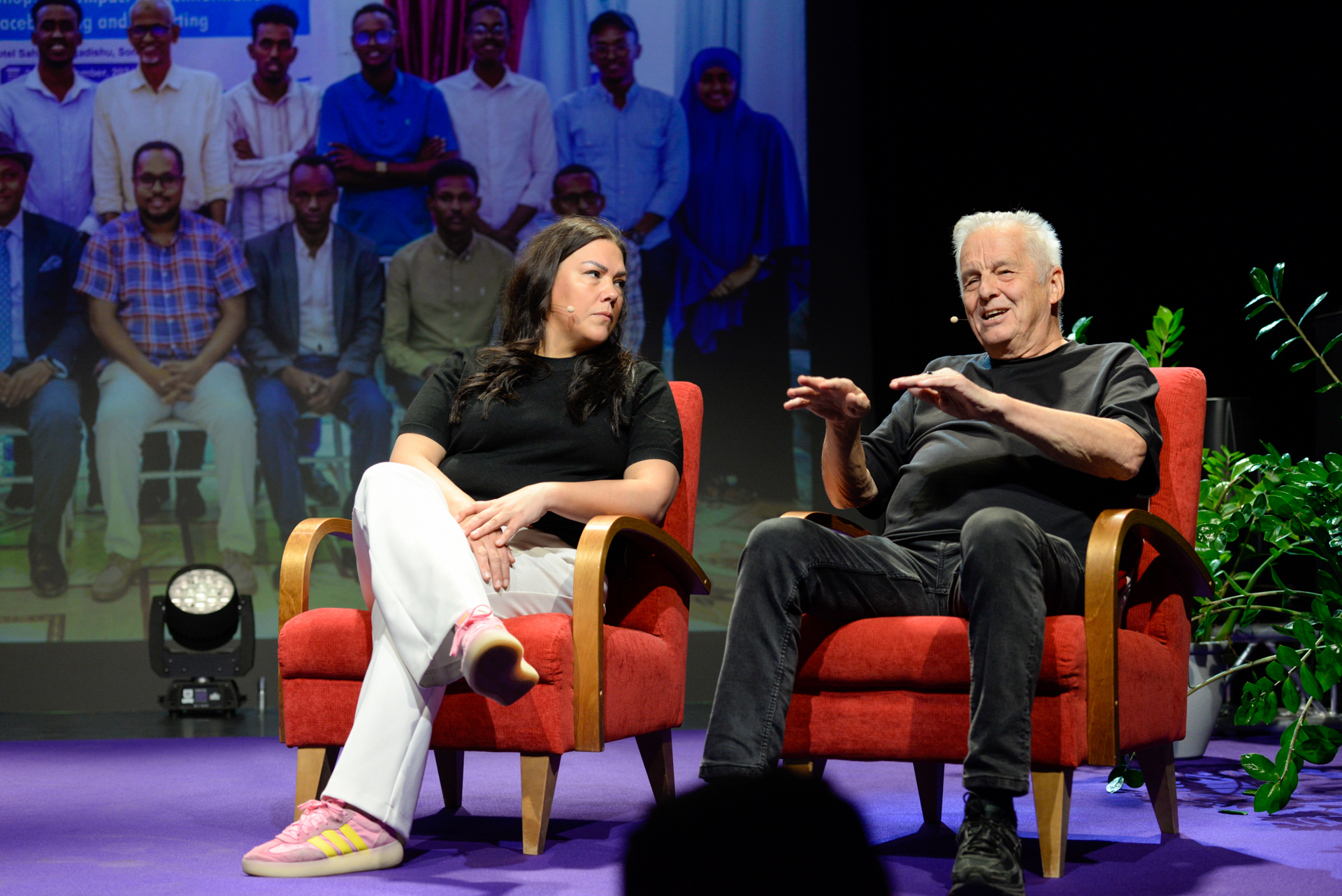 Katriina Pajari ja Rauli Virtanen keskustelemassa