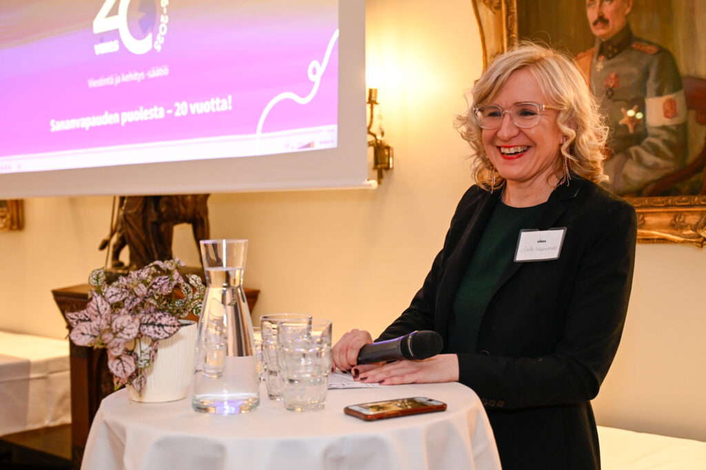 Salla Nazarenko nauraa juhlassa