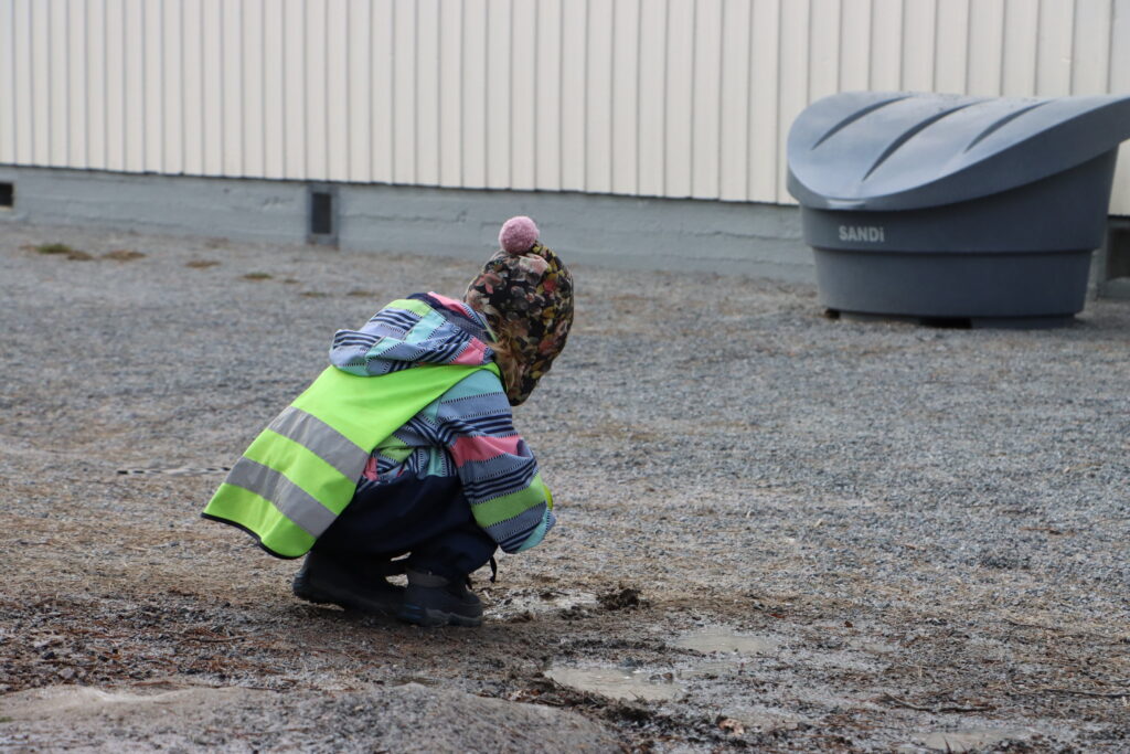 Lapsi leikkimässä pihalla