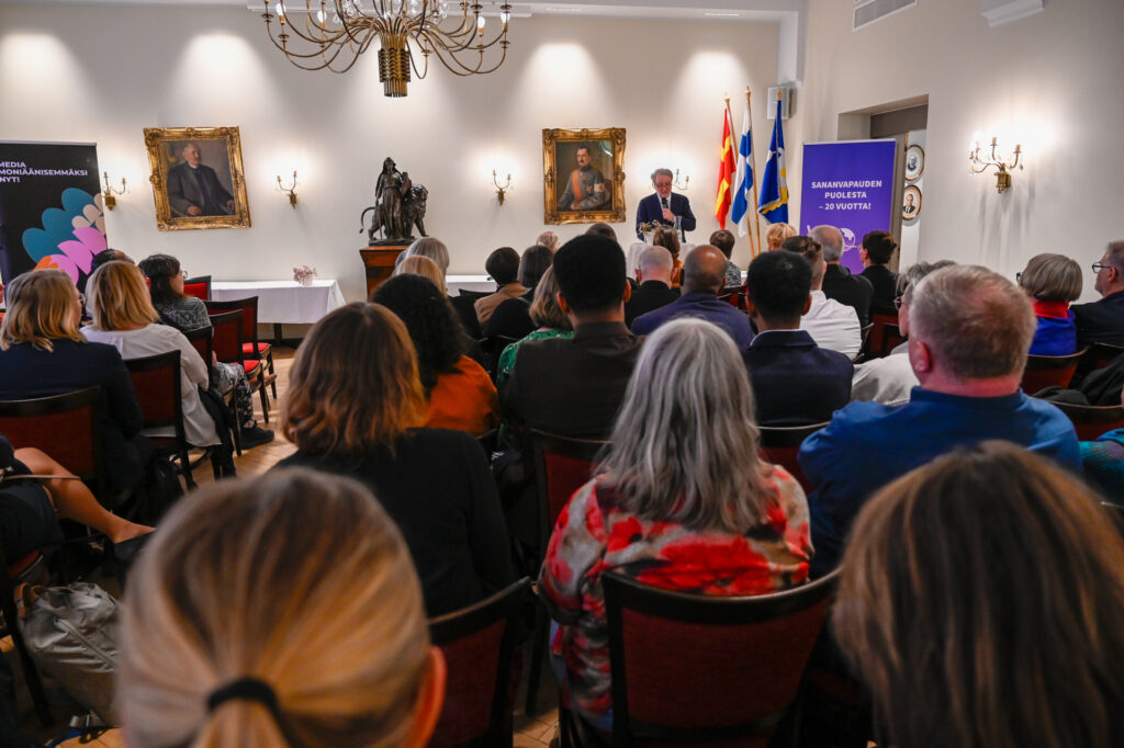 Vikes 20 juhlatilaisuuden sali täynnä ihmisiä