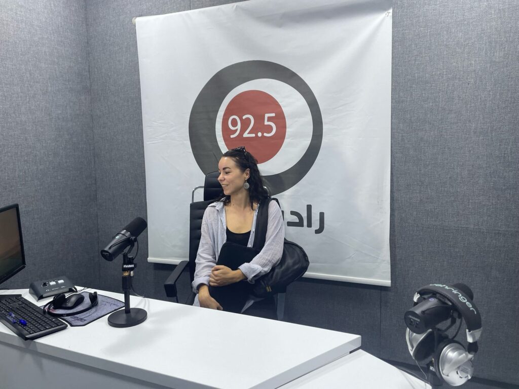 Sara Kezia Heinonen radiostudiossa