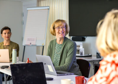 Vikesin toiminnanjohtaja Marjo Heinonen hymyilee tapaamisessa