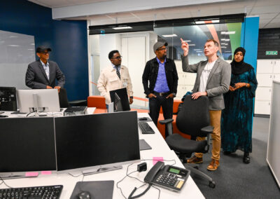 Marko Krapu esitelee Ylen viittomakielistä toimitusta