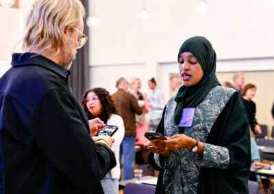 Seminaarivieraat keskustelemassa