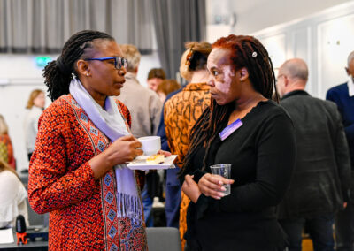 Seminaarivieraat keskustelemassa