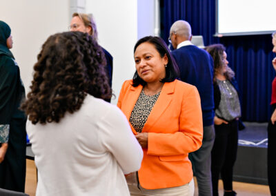 Seminaarivieraat keskustelemassa