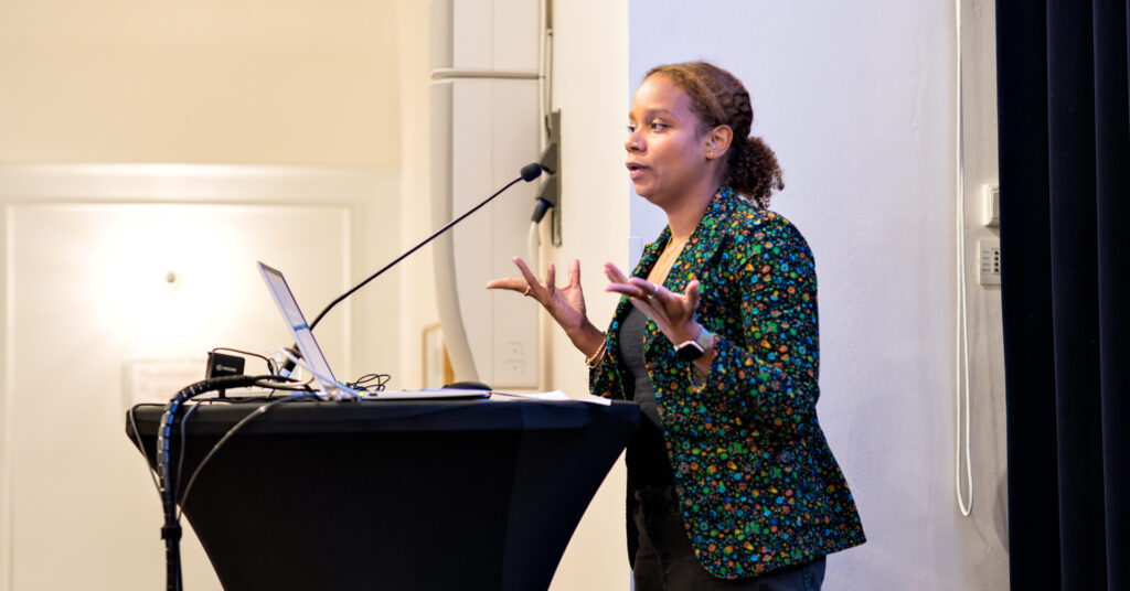 Ndéla Faye pitämässä puhetta