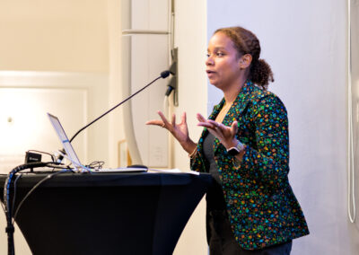 Ndéla Faye pitämässä puhetta