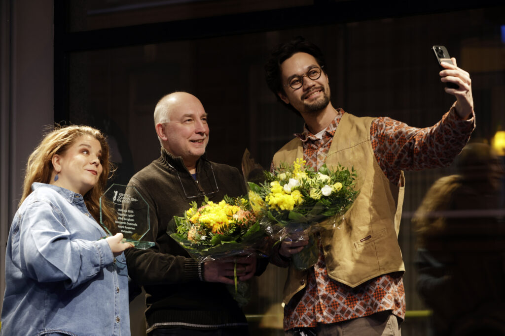 Kehitysjournalismipalkinnon voittajat ottavat selfietä