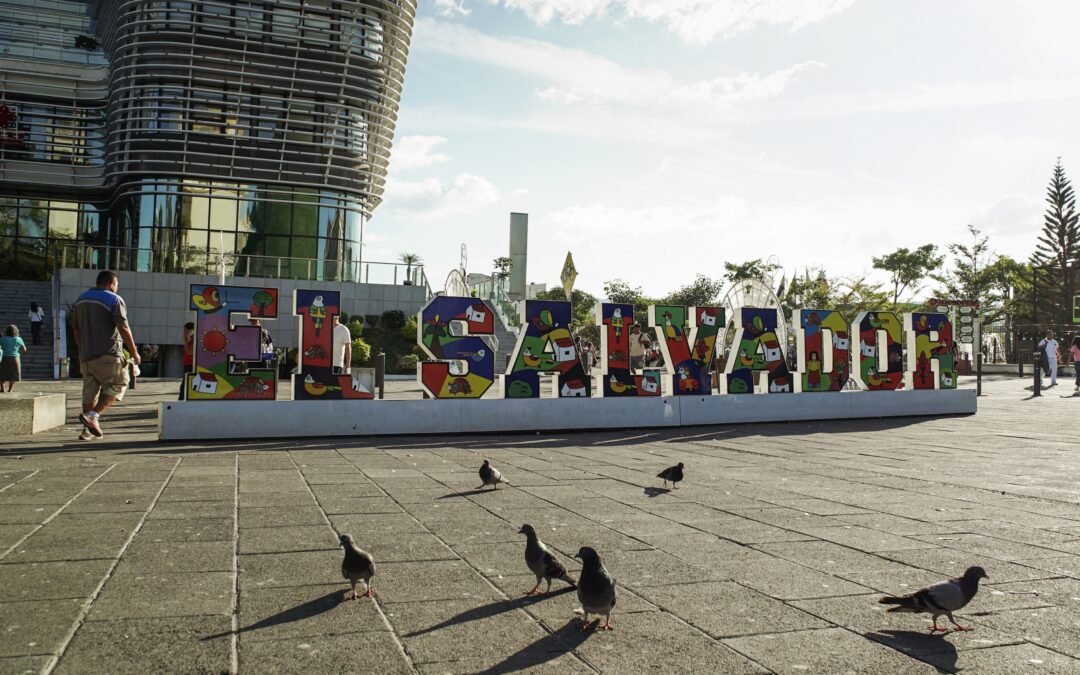 Jengiväkivallan riivaamasta El Salvadorista tuli someajan diktatuuri, jota turistit rakastavat