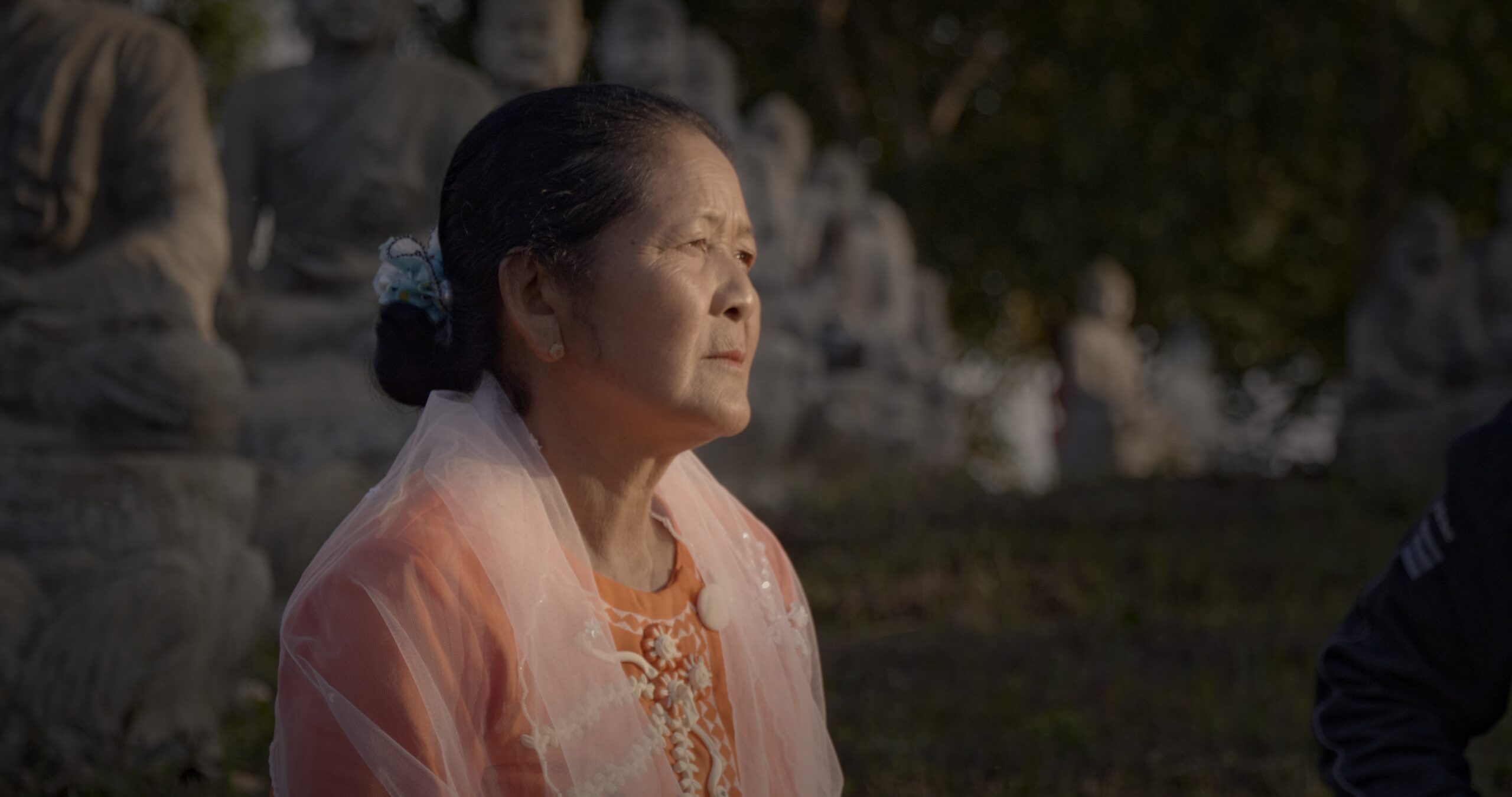 Iäkäs nainen istuu hiljaa