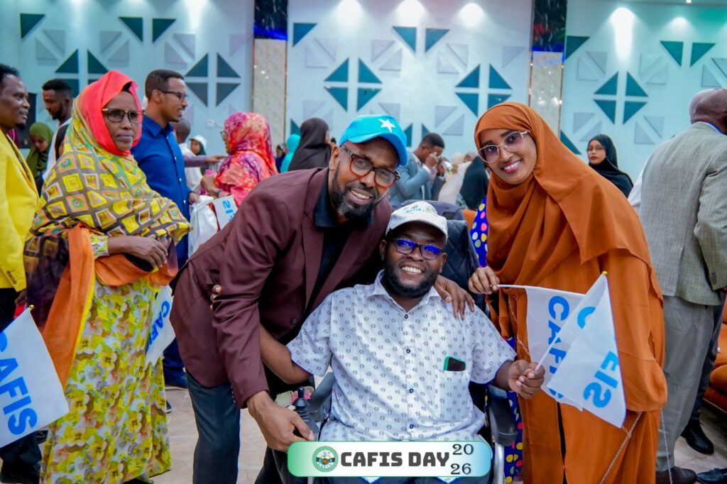 Wali Hashi Somalian anteeksiannon päivässä kahden henkilön kanssa